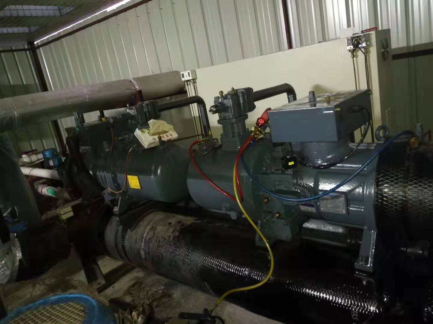 長安100匹螺桿冷水機保養現場